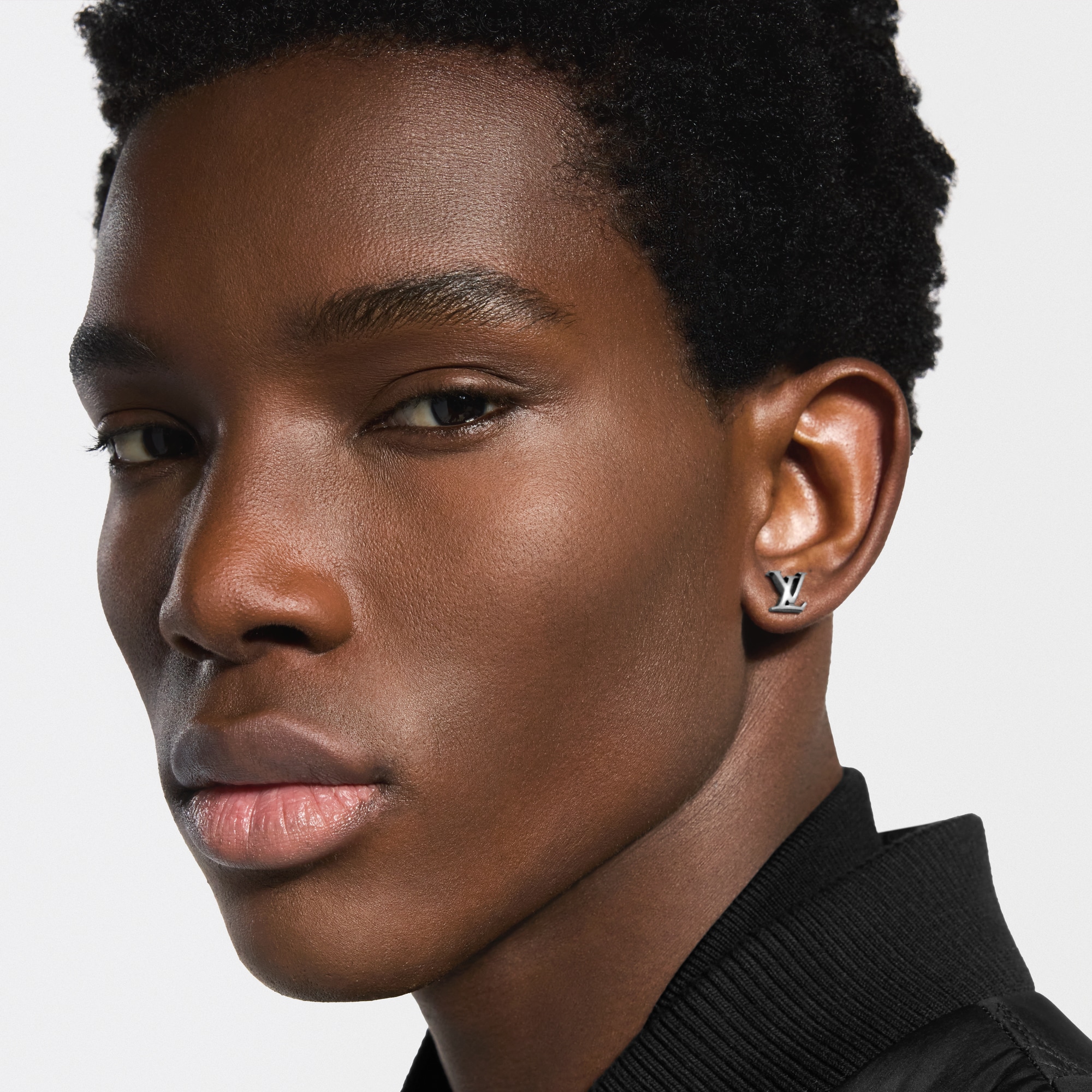 Louis Vuitton ピアス・LV セーラー　モノグラム（片耳） ピアス・LV セーラー S00｜ルイ・ヴィトン 公式サイト - M04187